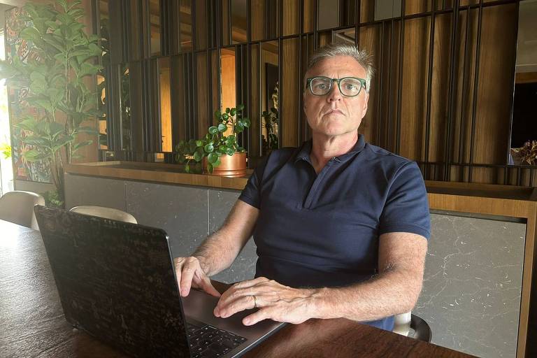 Mauricio Ferrentini é homem de 56 anos, grisalho, usa óculos e camisa polo azul