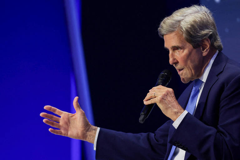 Kerry gesticula enquanto discursa