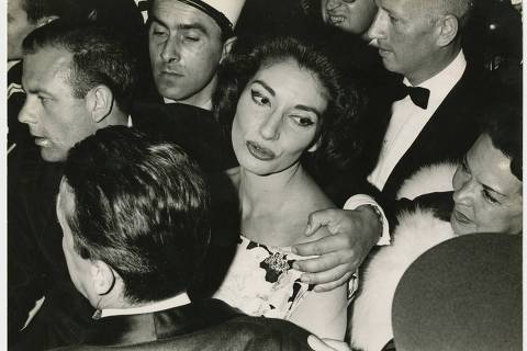 Maria Callas tra la folla, Festival di Cannes, 17 maggio 1960 hij1
Fotografia di Franco Gremignani - Publifoto DIREITOS RESERVADOS. NÃO PUBLICAR SEM AUTORIZAÇÃO DO DETENTOR DOS DIREITOS AUTORAIS E DE IMAGEM