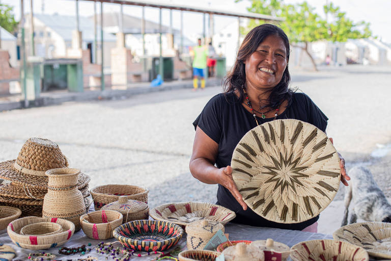 Argenia Del Valle Centeno, 44, indígena warao refugiada e moradora do abrigo Waraotuma a Tuaranoko, em Boa Vista (RR), mostra artesanato produzido por ela