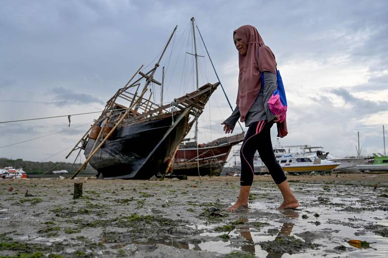 Mulher caminha em praia de Bali, na Indonésia; veja fotos de hoje