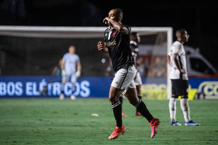 Jogador do Vasco comemora gol