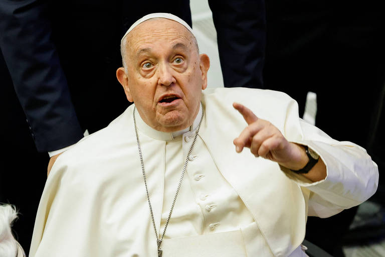 Papa aponta com um dedo enquanto fala