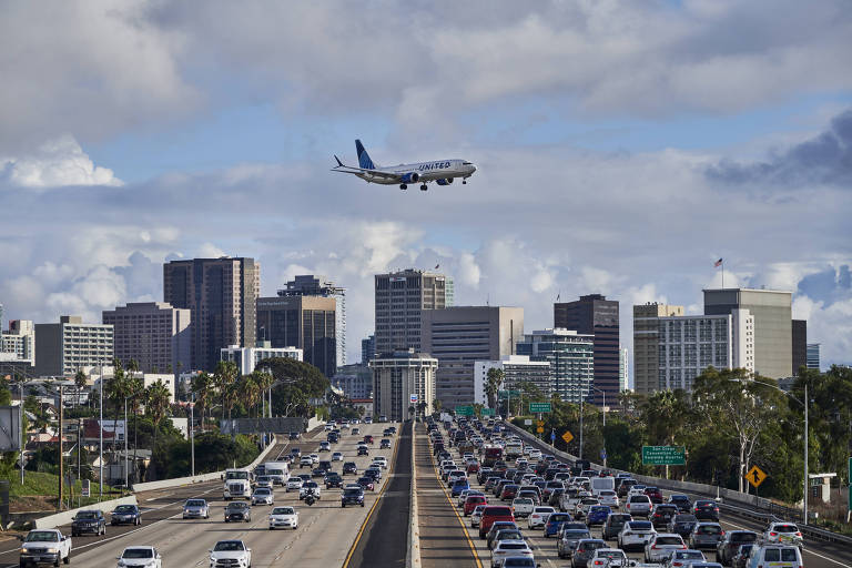 Avião se aproxima do aeroporto de San Diego, nos EUA, e voa com altitude baixa a poucos metros acima de uma rodovia