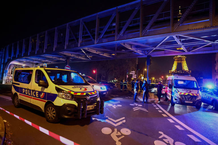 Ataque suspeito de terrorismo perto da torre Eiffel deixa 1 morto e 2 feridos