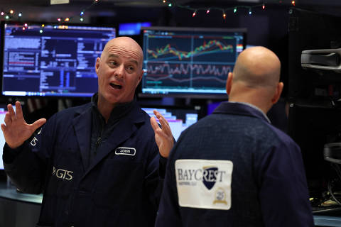 Traders work on the floor at the New York Stock Exchange (NYSE) in New York City, U.S., December 1, 2023.  REUTERS/Brendan McDermid ORG XMIT: PPP - NYK506