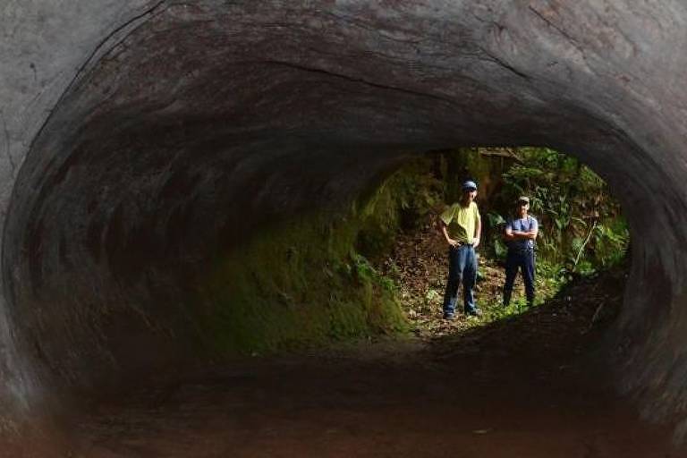 Túnel em que se vê ao fundo duas pessoas