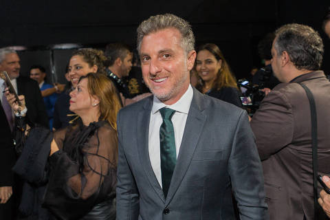 SÃO PAULO, SP, 03.10.2023 - O apresentador Luciano Huck na 12 edição do jantar beneficente da Amigos do Bem no Espaço Unimed. (Foto: Ronny Santos/Folhapress)