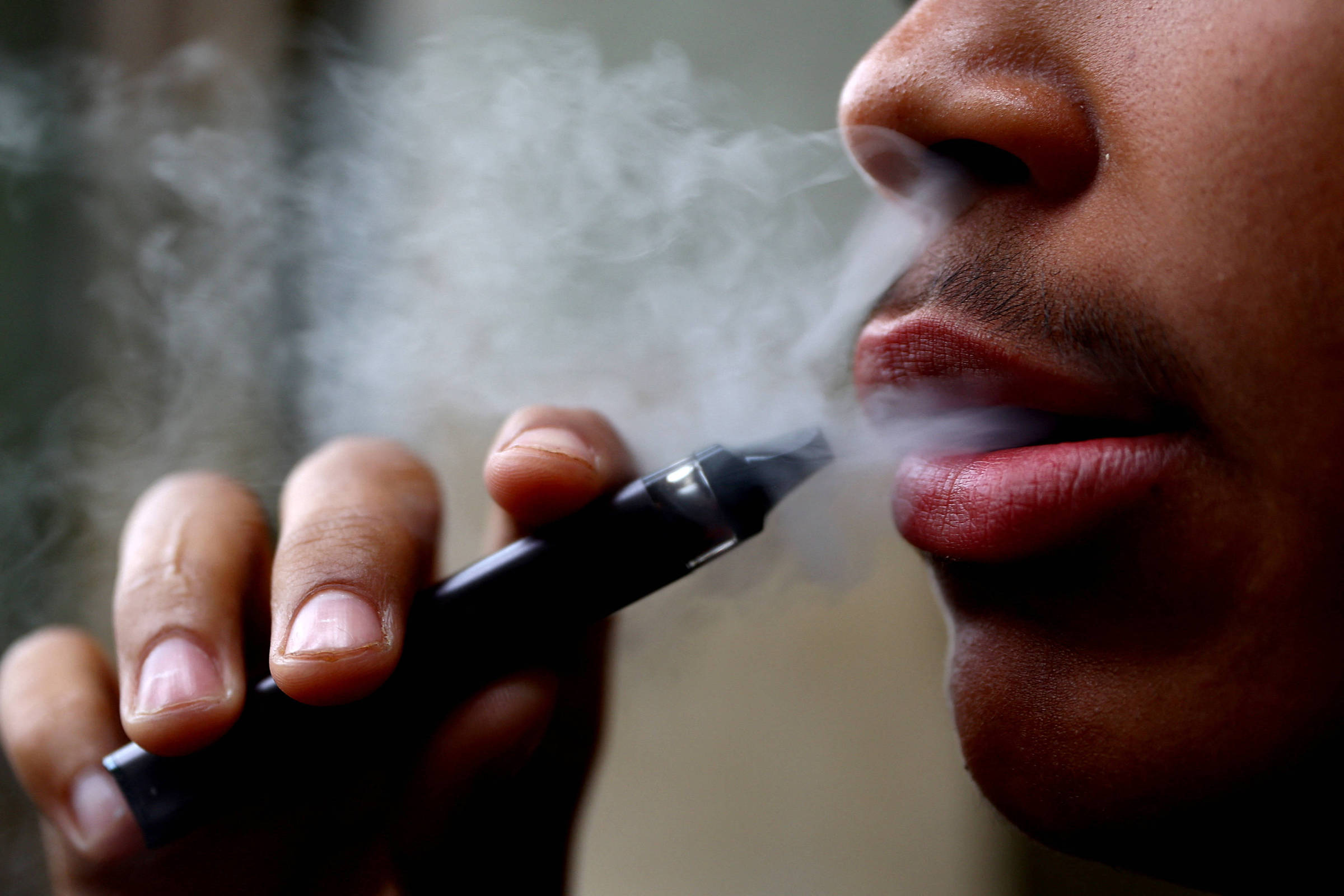 8,7% dos adolescentes dizem usar cigarro eletrônico no Brasil