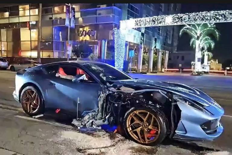 Uma Ferrari azul com a lateral destruída