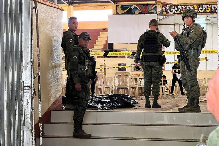 Soldados ao redor de ginásio onde missa católica ocorria em universidade das Filipinas 