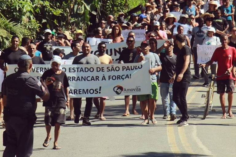 Moradores de São Sebastião protestam contra plano para demolir quase 900 casas