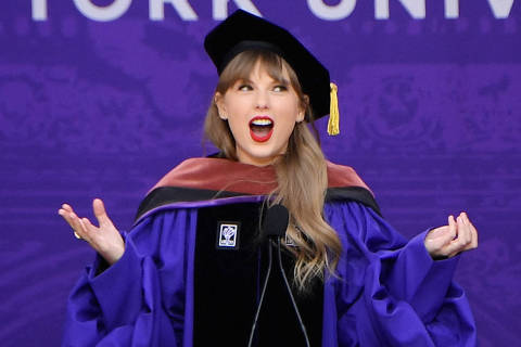 US singer Taylor Swift delivers the commencement address to New Yor University graduates, in New York on May 18, 2022. (Photo by Angela Weiss / AFP)