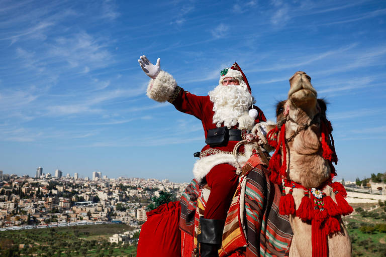 Papai Noel passeia de camelo em Jerusalém; veja fotos de hoje