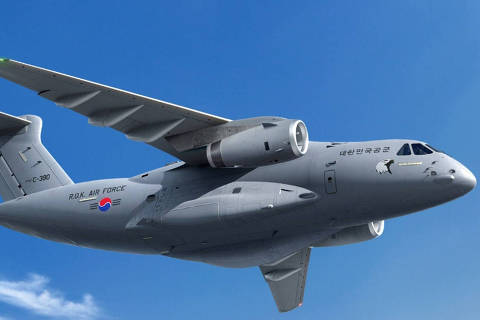 Montagem mostra o C-390 da Embraer nas cores da Força Aérea da Coreia do Sul
( Foto: Divulgação/Embraer ) DIREITOS RESERVADOS. NÃO PUBLICAR SEM AUTORIZAÇÃO DO DETENTOR DOS DIREITOS AUTORAIS E DE IMAGEM