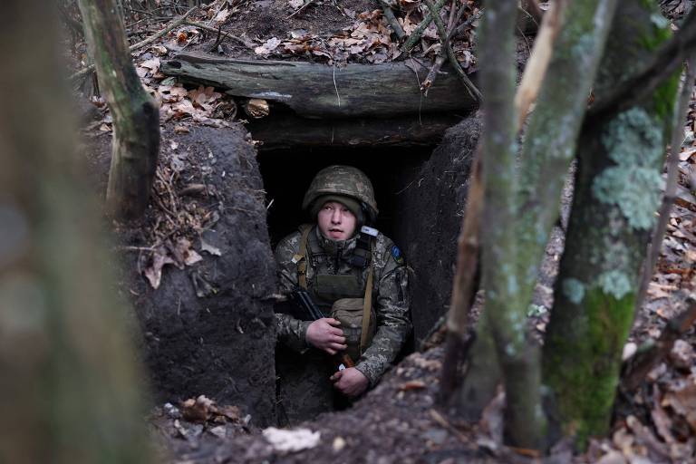 Solado ucraniano em abrigo improvisado perto de Bakhmut, em Donetsk