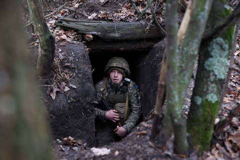 TOPSHOT - A Ukrainian serviceman looks out from an underground shelter on the frontline near the town of Bakhmut, Donetsk region, on November 18, 2023, amid the Russian invasion of Ukraine. (Photo by Anatolii STEPANOV / AFP)