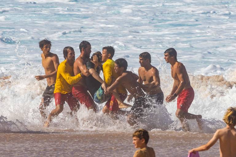 Salva-vidas resgatam o surfista brasileiro João "Chumbinho" Chianca, que desmaiou após cair de uma onda em Pipeline, no Havaí