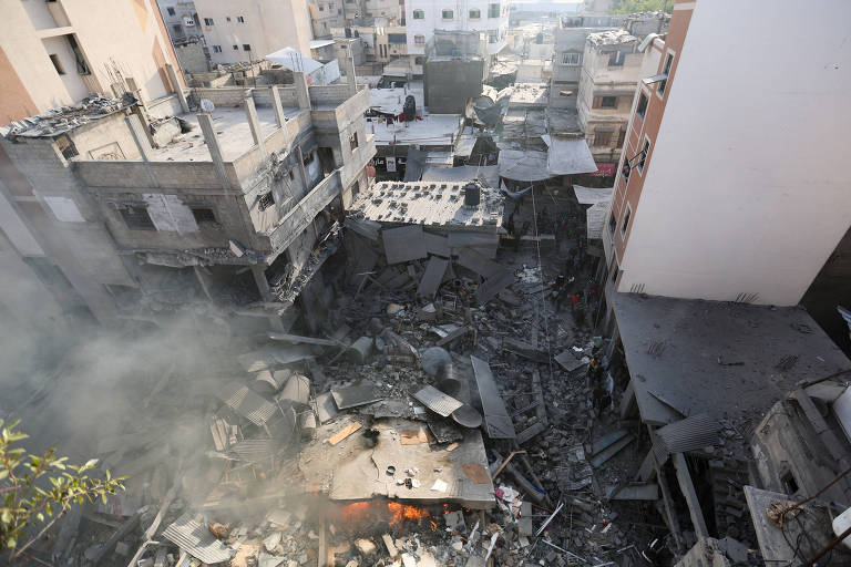 Edifício destruído por ataque israelense a Khan Yunis, no sul da Faixa de Gaza