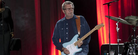 SÃO PAULO, SP, BRASIL, 12-10-2011, 22h00: Música: o guitarrista Eric Clapton durante performance de sua turnê em show no estádio do Morumbi, em São Paulo (SP0. (Foto: Diego Padgurschi/Folhapress, ILUSTRADA)