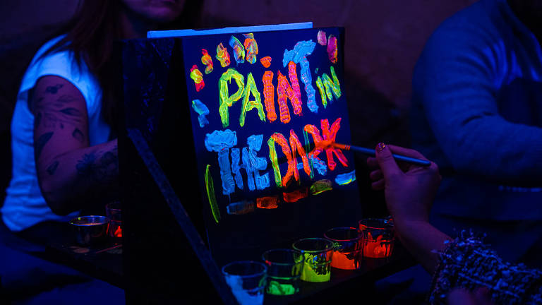 A atração Paint in the Dark combina arte e degustação de bebidas