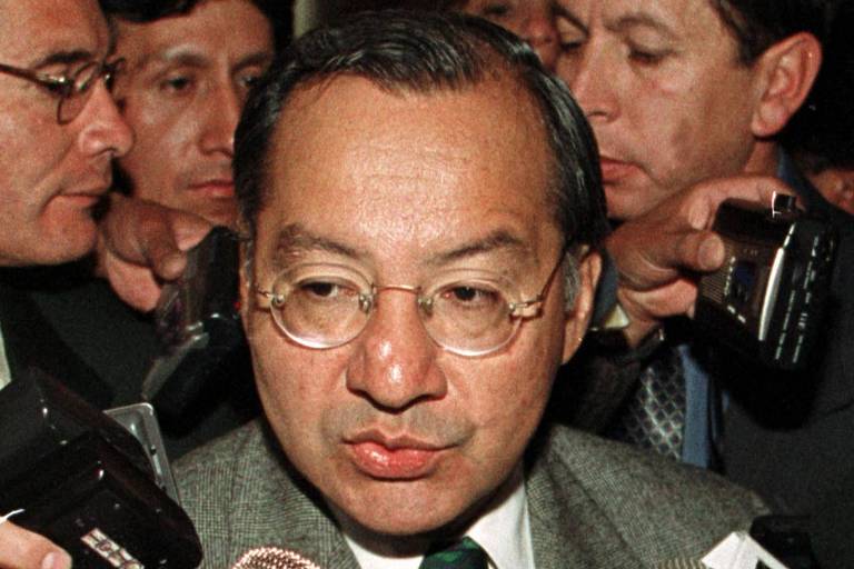 Manuel Rocha em entrevista no ano de 2001; à época ele era o embaixador americano na Bolívia