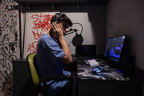 SAO PAULO, SP, 30.11.2023: FOLHATEEN - Na foto, Pedro Abreu Ferreira compõe músicas de rap no seu quarto no bairro Tatuapé. Pedro Abreu Ferreira, 15, estudante, adora ficar no quarto, como vários adolescentes da sua geração, onde ele joga videogames, assiste filmes e compõe músicas de rap. (Foto: Mathilde Missioneiro/Folhapress) **EXCLUSIVO FOLHA*****ATENÇÃO: IMAGEM COM MENOR - OBSERVAR O QUE DETERMINA O ESTATUTO DA CRIANÇA E DO ADOLESCENTE***