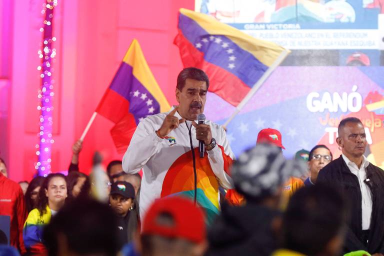 O ditador venezuelano, Nicolás Maduro, discursa a apoiadores após plebiscito