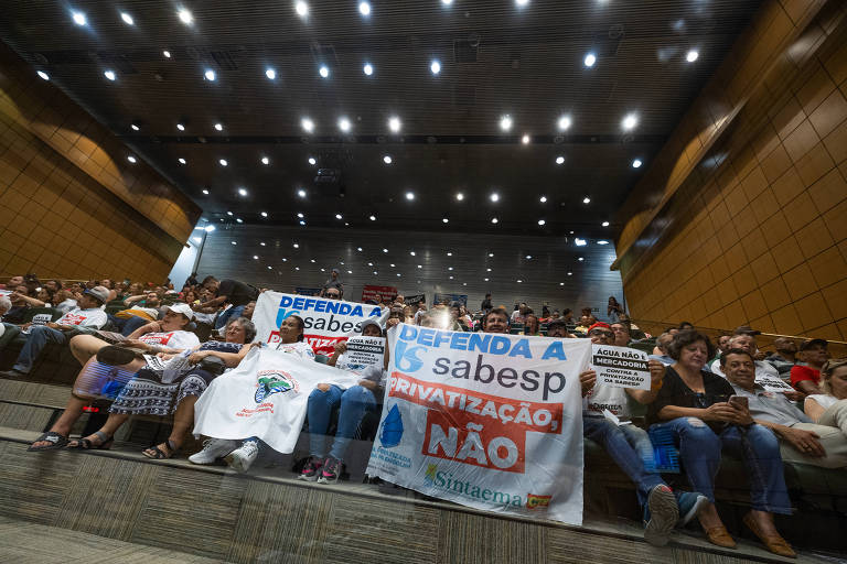 Manifestantes contrários à privatização da Sabesp protestam na Assembleia Legislativa de SP
