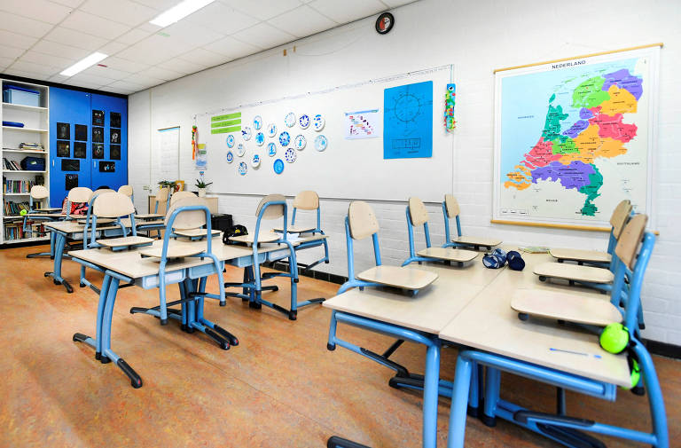 Sala de aula vazia em Roterdã, na Holanda, devido à pandemia de Covid 