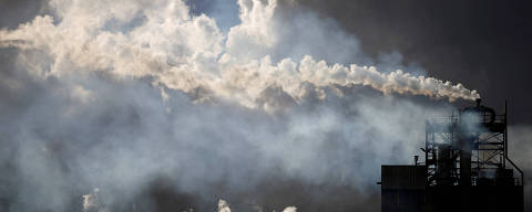 FILE PHOTO: A view shows emissions from the chimneys of Yara France plant in Montoir-de-Bretagne near Saint-Nazaire, France, March 4, 2022. REUTERS/Stephane Mahe      TPX IMAGES OF THE DAY/File Photo ORG XMIT: FW1