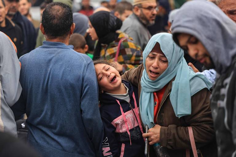 Palestinos do lado de fora de hospital de Khan Yunis choram a morte de parentes em bombardeio de Israel