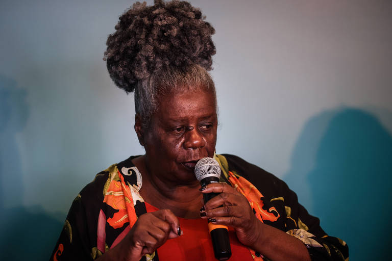  Conceição Evaristo é uma mulher negra que fala ao microfone