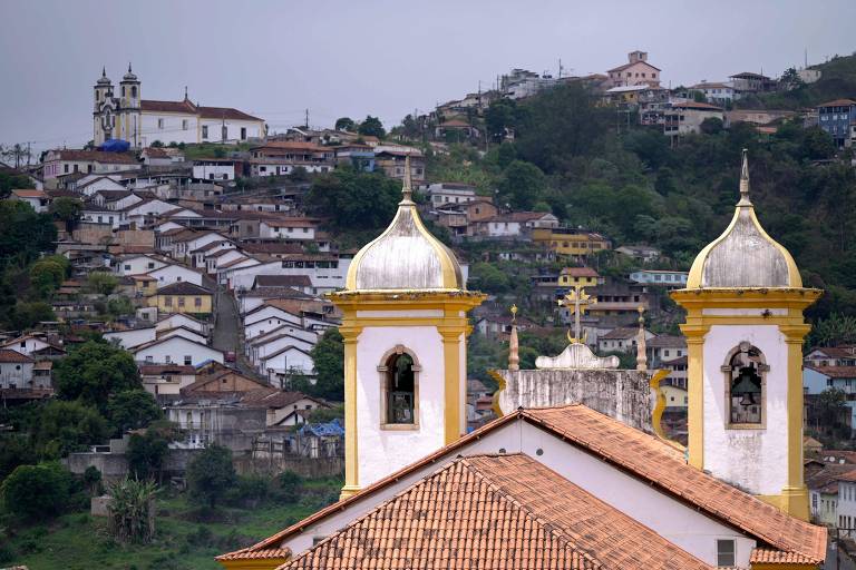 Vista da torre sineira da igreja Nossa Senhora da Conceição em Ouro Preto, Minas Gerais