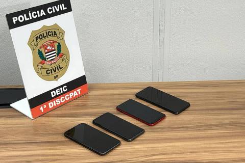 Aparelhos celulares encontrados com os suspeitos