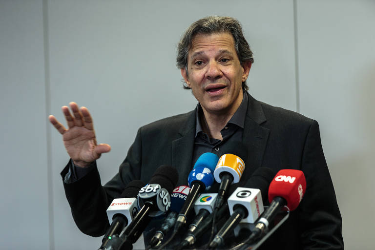 Ministro da Fazenda, Fernando Haddad, discursa em gabinete em São Paulo
