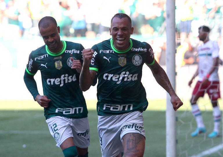 Breno Lopes (à dir.) comemora gol da vitória do Palmeiras sobre o Fluminense