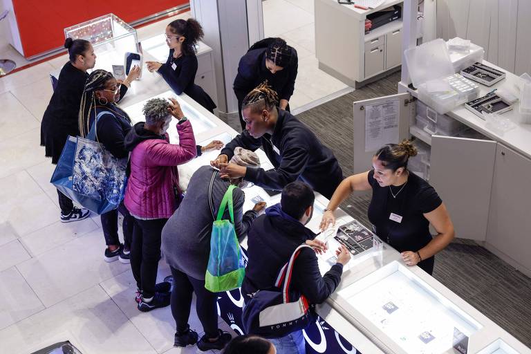 Pessoas pagam compras feitas em loja da Macy's, em Nova York, durante a Black Friday