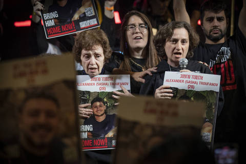 (231203) -- TEL AVIV, Dec. 3, 2023 (Xinhua) -- Two women who were once hostages (front) in the Gaza Strip take part in a rally for the release of the remaining hostages, in Tel Aviv, Israel, Dec. 2, 2023. Israeli Prime Minister Benjamin Netanyahu said on Saturday that freeing hostages in Gaza would be 