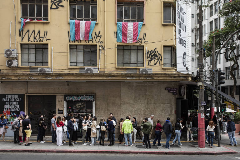 Fila de clientes para entrar ou pegar senha no restaurante Casa do Porco, no centro de São Paulo
