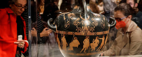 People look at the 'Meidias hydria', an Ancient Greek vase from 420 BC ,on loan from the British museum for the temporary exhibition titled Meanings' at the Acropolis Museum in Athens, Greece, December 5, 2023.  The 'Meidias hydria' leaves London for the first time in 250 years. REUTERS/Louisa Gouliamaki ORG XMIT: PPP-LGO100