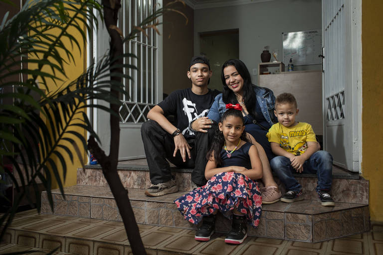 A venezuelana Francys Andreina Sanches Hidalgo, 34, há 5 anos no Brasil, ao lado dos filhos Vitor, 14, Jesus, 4, e Victoria, 7, no espaço do Instituto Coruja, na cidade de Guarulhos