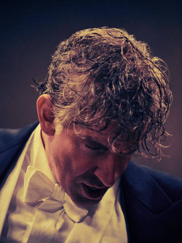 Maestro. Bradley Cooper as Leonard Bernstein (Director/Writer/Producer) in Maestro. Cr. Jason McDonald/Netflix © 2023.