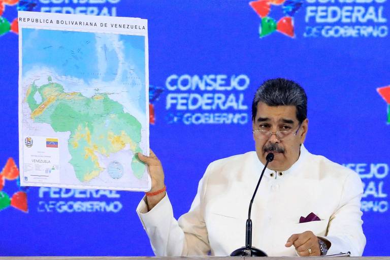 Maduro mostra o mapa da Venezuela com a inclusão ilegal da região de Essequibo, na Guiana