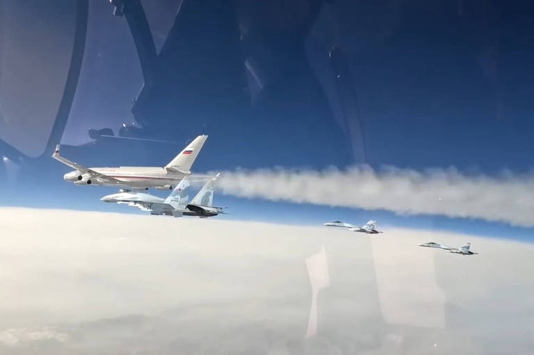 Cena de vídeo mostra o avião presidencial de Vladimir Putin voando para Dubai sob escolta de caças Su-35S