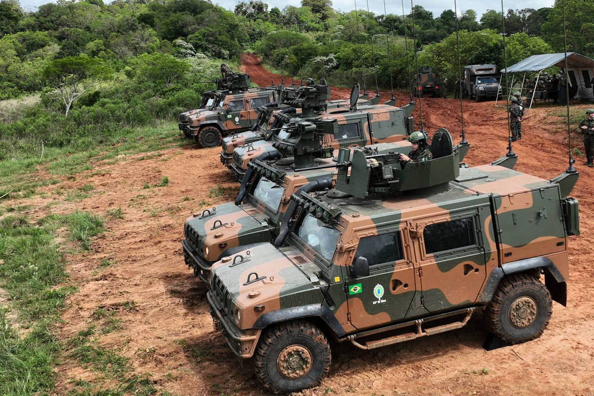 Exército coloca veículos blindados em Roraima na fronteira com a