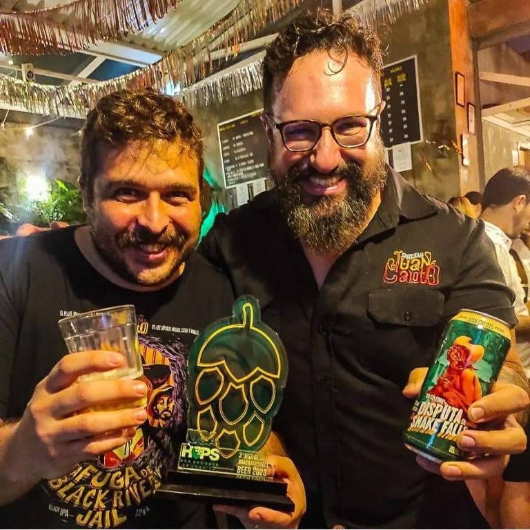 Marcelo Bellintani e Felipe Gumiero recebem prêmio da USA Hops como melhor double IPA para a cervejaria Juan Caloto