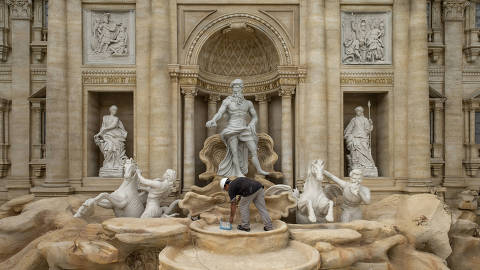 Serra Negra, SP, BRASIL, 10-05-2023:  Mestre de obra Claudemir Moraes finaliza reparos na replica  -de  tamanho reduzido e construida  em fibra de vidro sustentada por blocos de concreto-  do monumento  Fontana di Trevi ,no centro da cidade de Serra Negra que sera inaugurada nesta sexta feira  (Foto: Eduardo Knapp/Folhapress, COTIDIANO)