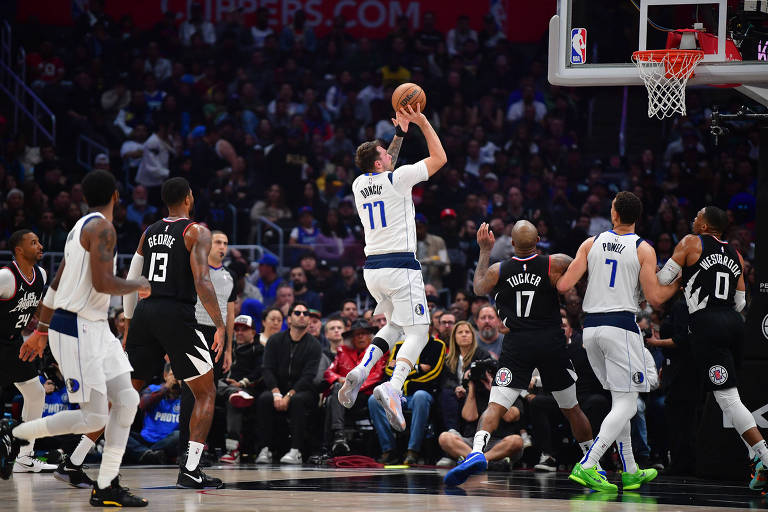 Luka Doncic, do Dallas Mavericks, faz arremesso durante partida contra o Los Angeles Clippers, na Crypto.com Arena, em Los Angeles