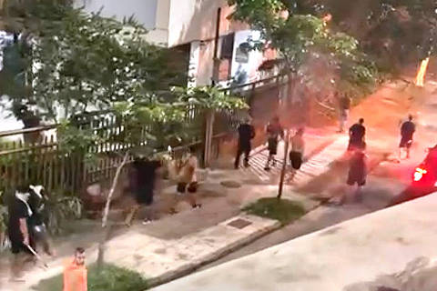 RIO DE JANEIRO, RJ, 5-12-2023  -   Um vídeo divulgado nas redes sociais mostra um suposto grupo de justiceiros andando nas ruas de Botafogo, zona sul do Rio. Momentos depois, eles agridem um adolescente que teria furtado uma bicicleta. Desde a terça (5), grupos têm se organizado em redes sociais para realizar o que chamam de justiça contra roubos na região. A ação de grupos de justiceiros é ilegal. (Foto: Reprodução)